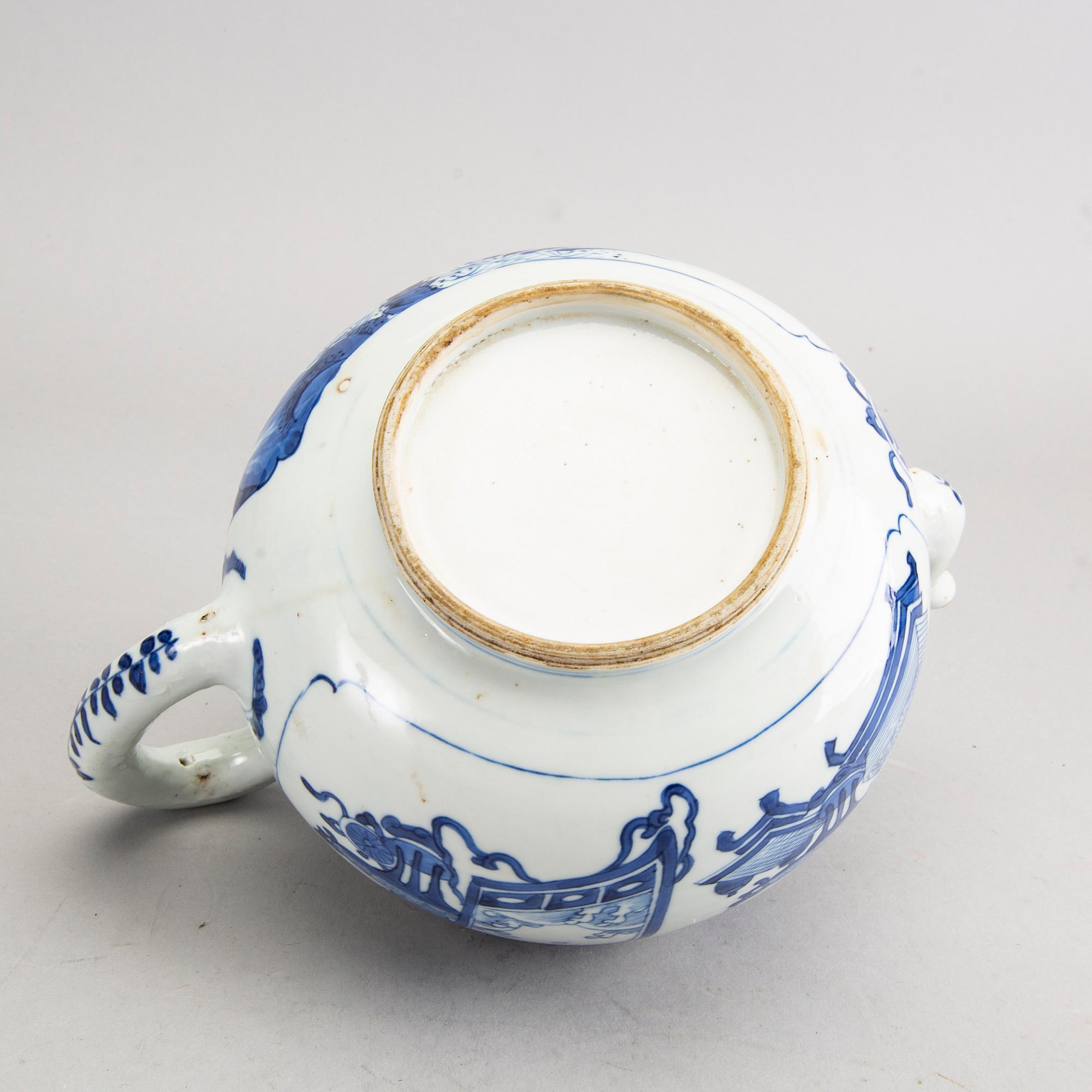 A blue and white tea pot, Qing dynasty, 18th Century.