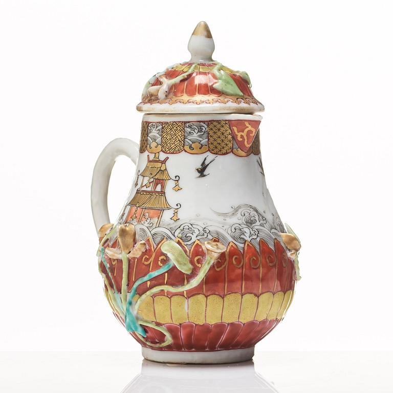 Kanna med lock samt kopp med fat, kompaniporslin. Qingdynastin, Qianlong (1736-95).