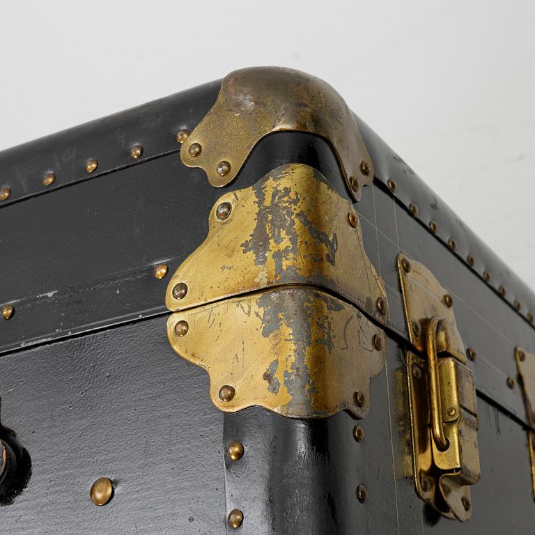 A trunk, first half of the 20th century.