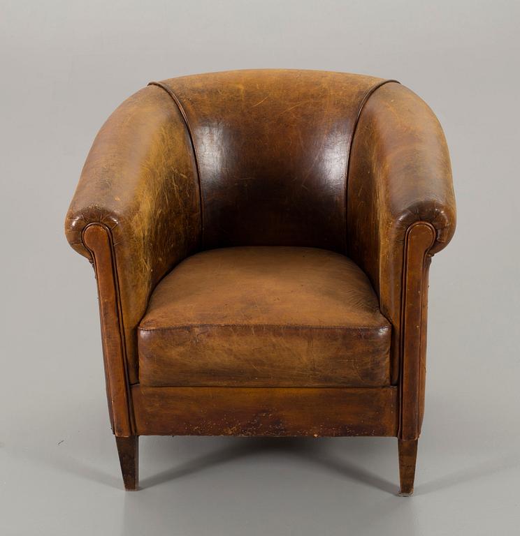 A LEATHER ARMCHAIR, end of 20th century.