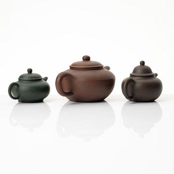 A group of three Chinese yixing teapots, 1970/80s.