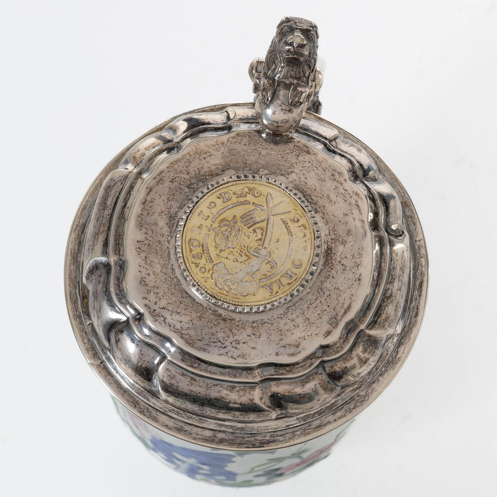 Nils Gram d ä, mugg med silverlock, kompaniporslin och silver, Köpenhamn 1756 samt Qingdynastin Qianlong (1736-95).