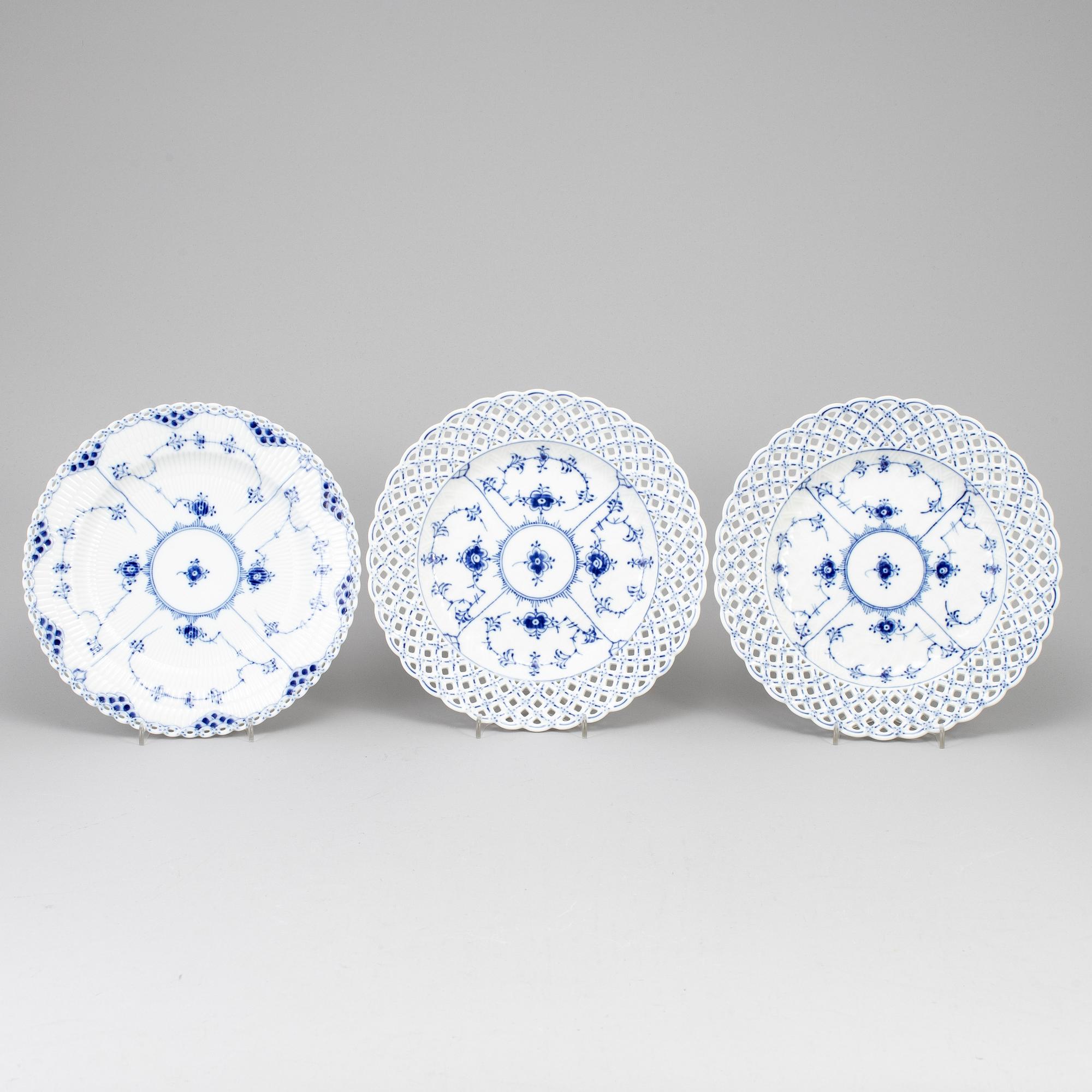 ROYAL COPENHAGEN, tallrikar 3 st, porslin, "Musselmalet", modell 1098 och 624, Danmark.