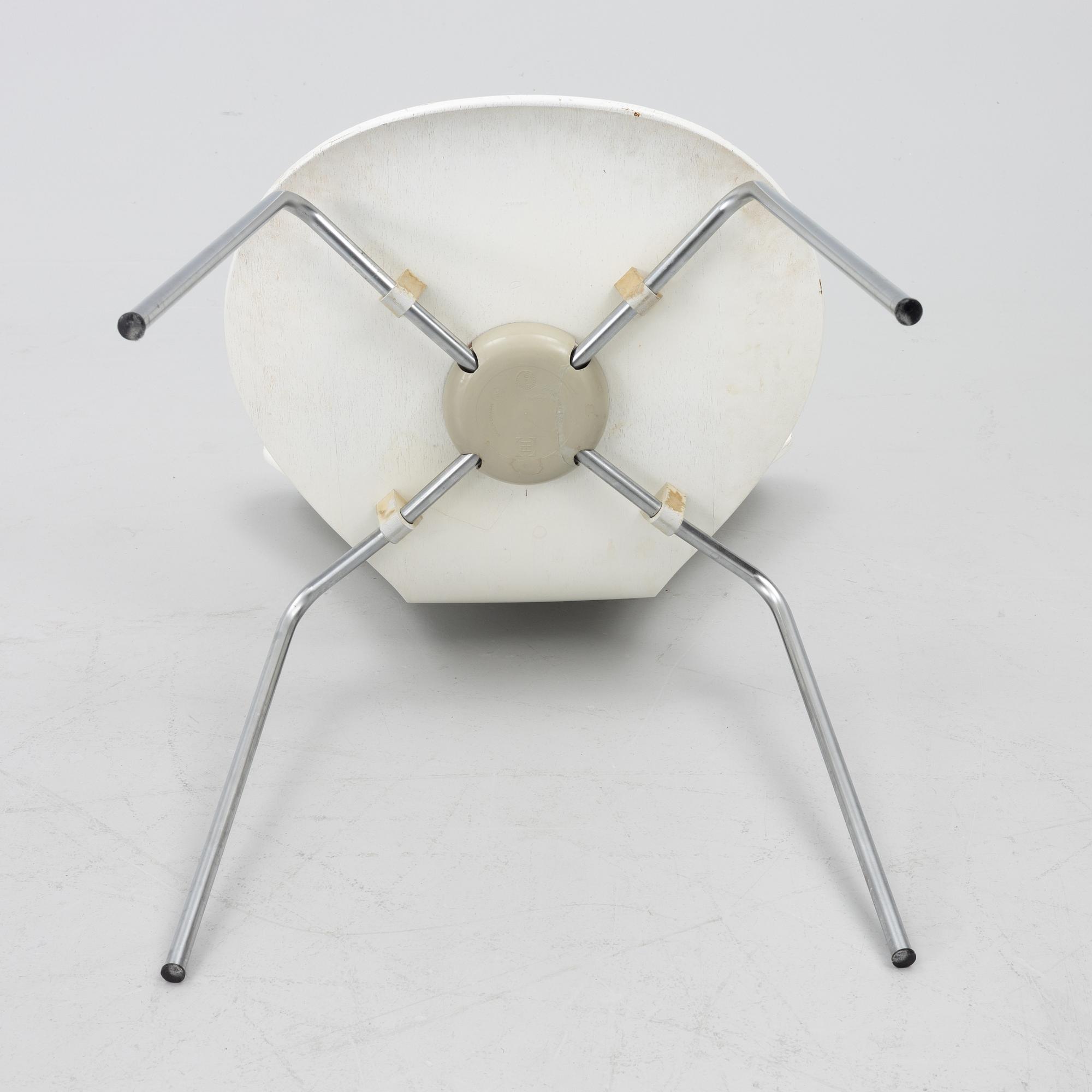 Arne Jacobsen, a pair of 'Seven' chairs, Fritz Hansen, Denmark, 1970.