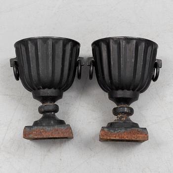 A pair of cast iron plat pots from Alunda Gjuteri.