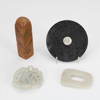 FIGURIN, SPÄNNE, BI samt SIGILL, 4 delar, nefrit resp soapstone, Kina, 1900-talets slut.