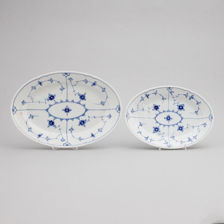 Matservis, 58 delar, porslin, "Musselmalet", Bing & Grøndahl samt Royal Copenhagen, Danmark.