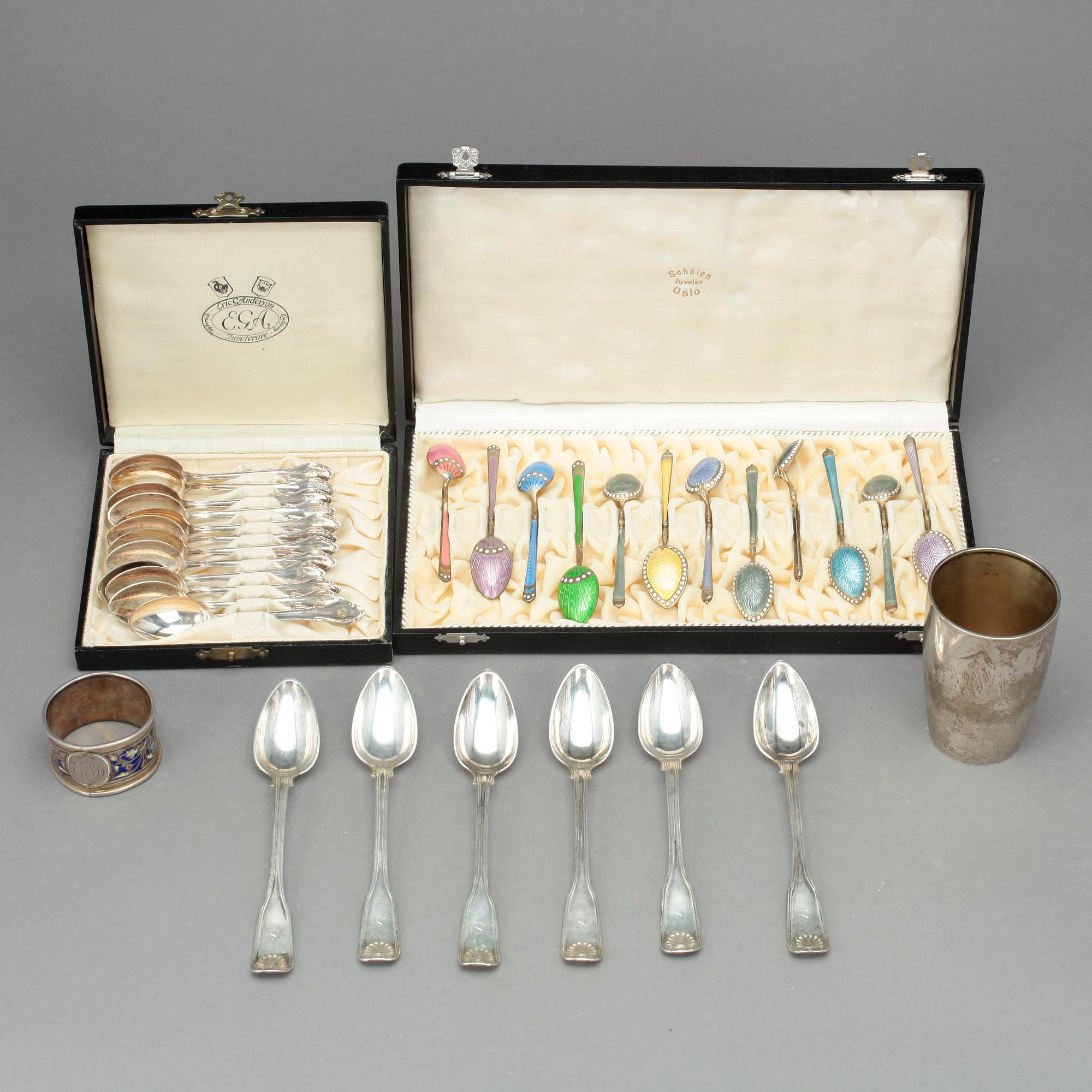 KAFFESKEDAR OCH TESKEDAR SAMT BÄGARE OCH SERVETTRING, silver, 1900-tal. Tot ca 522 gram.