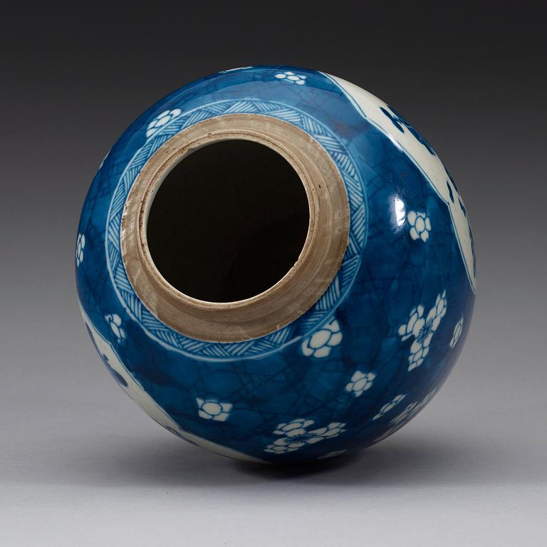 A blue and white jar, Qing dynasty, Kangxi (1662-1722).