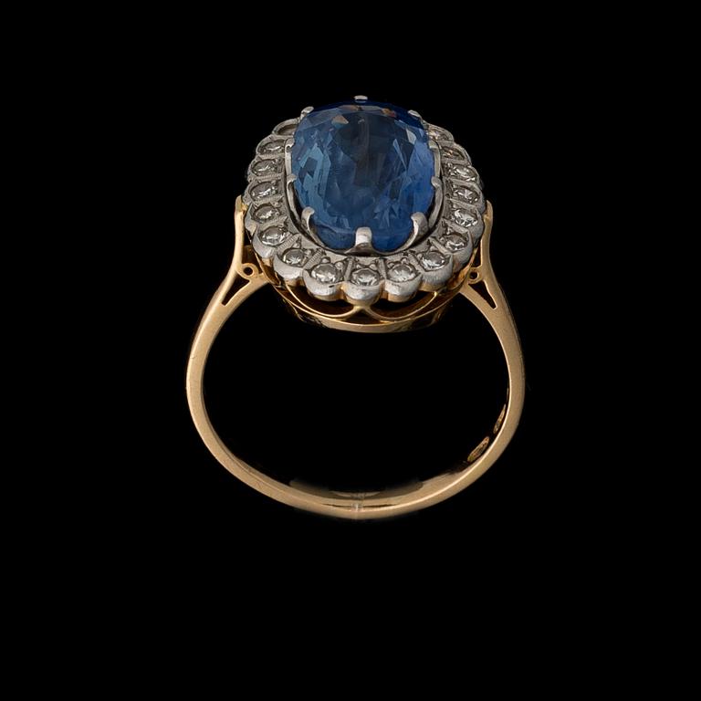 A RING, facetted sapphire, 8/8 cut diamonds, 18K gold. Westerback, Helsinki Finland 1977.