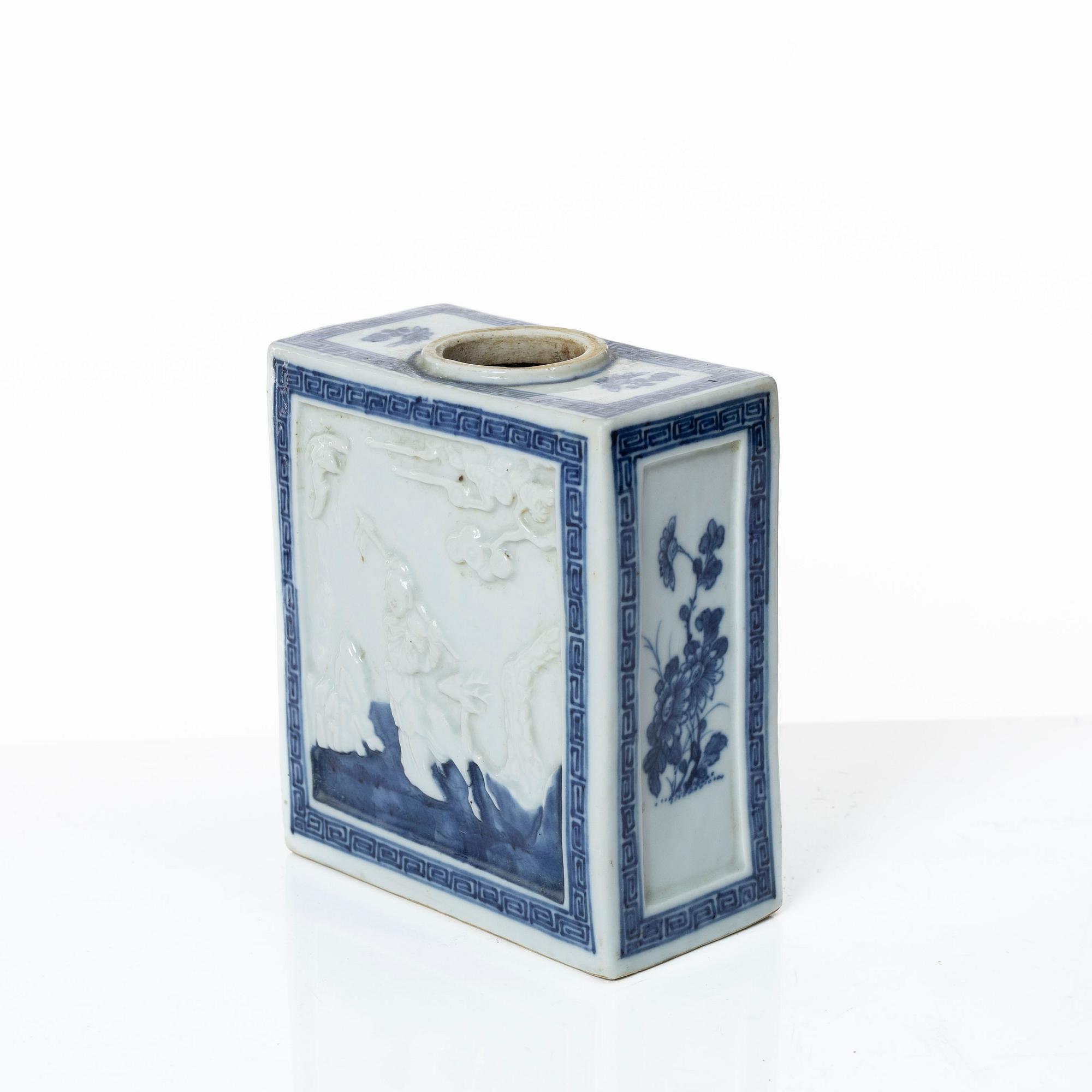 Tedosa, porslin. Qing dynastin, 1800-tal.