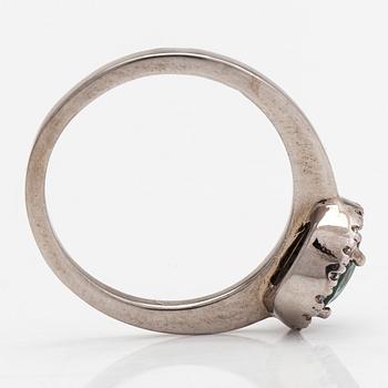 A 14K whitegold ring with a green sapphire and brilliant cut diamonds approx. 0.20 ct in total, 2009.