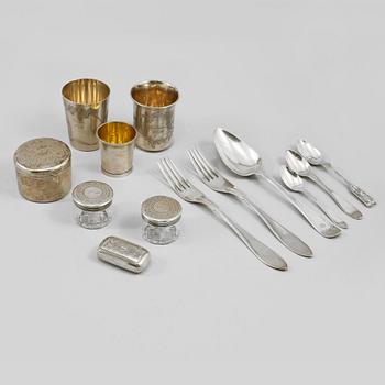 PART SILVER, 13 delar, 1800-talets början till 1900-talets början, total vikt exklusive glas 482 gram.