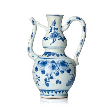 827. A blue and white ewer, Ming dynasty, 17th century.