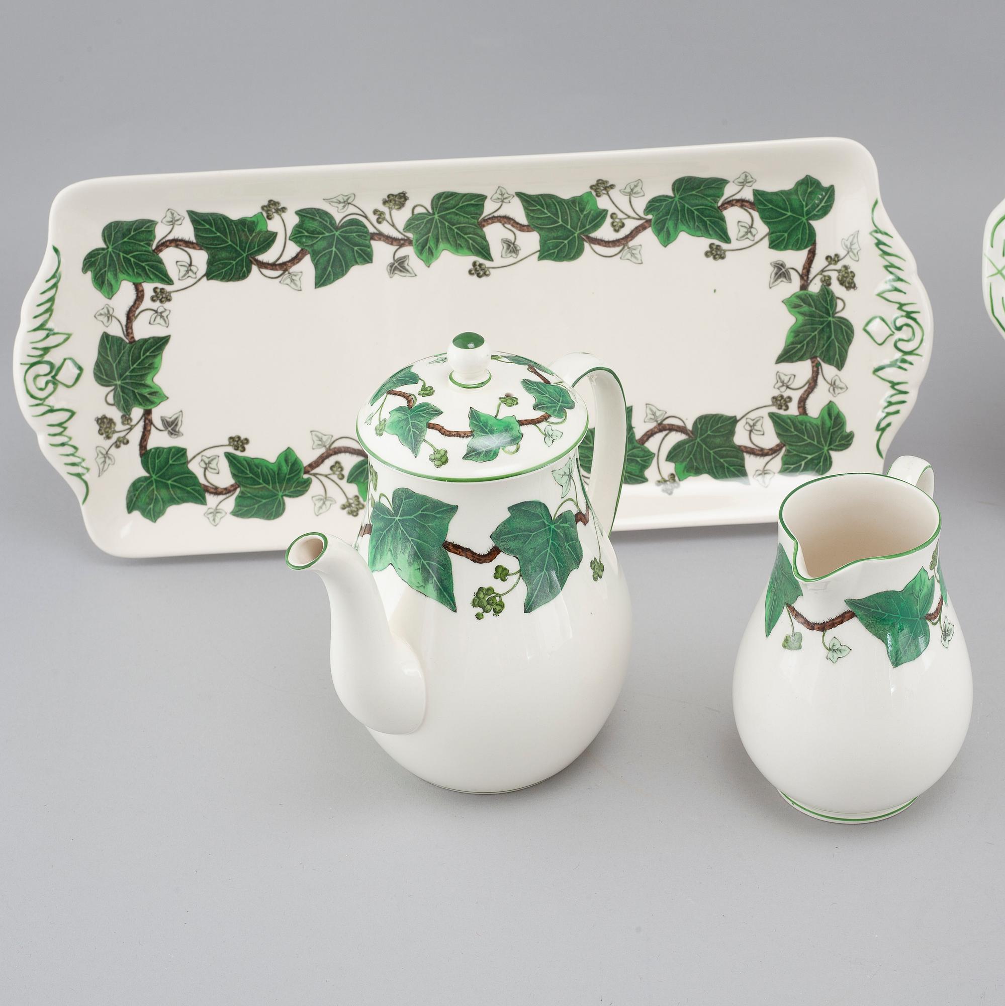 17 pieces of porcelain tableware from Wedgewood, model "Napoleon Ivy", 20th century.