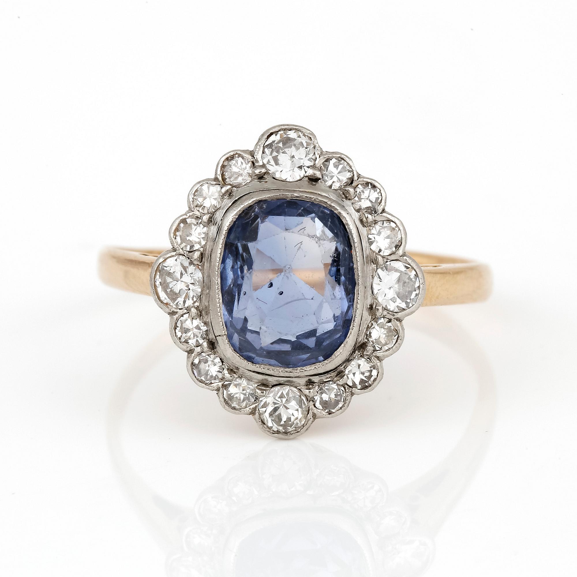 RING, med kuddeslipad safir, ca 2,40 ct omgivs av gammalslipade diamanter, totalt ca 0,52 ct.