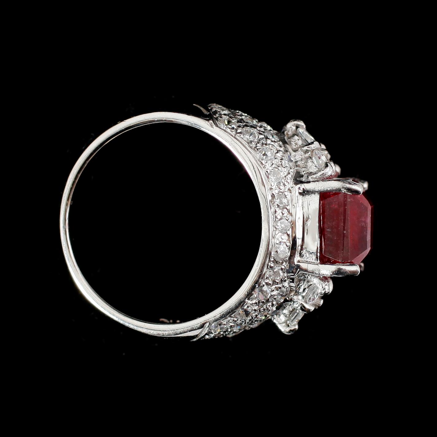 RING, silver, rubin ca 5,15 ct, vita safirer, vita zirkoner.