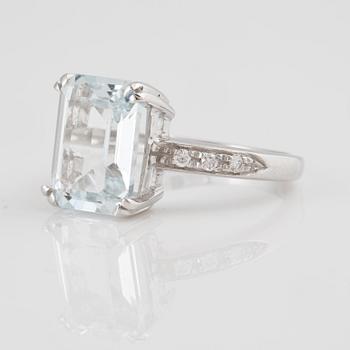 RING, med fasettslipad akvamarin ca 1.90 ct och 6 briljantslipade diamanter ca 0.10 ct.