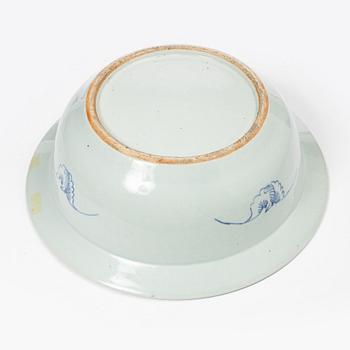 A large blue and white basin, Qing dynasty, 19th century.