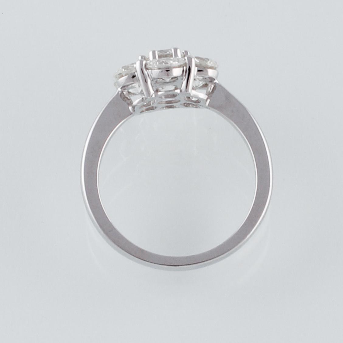 RING, 18K vitguld med 7 briljantslipade diamanter 2.17 ct. Vikt 5,5 gram.