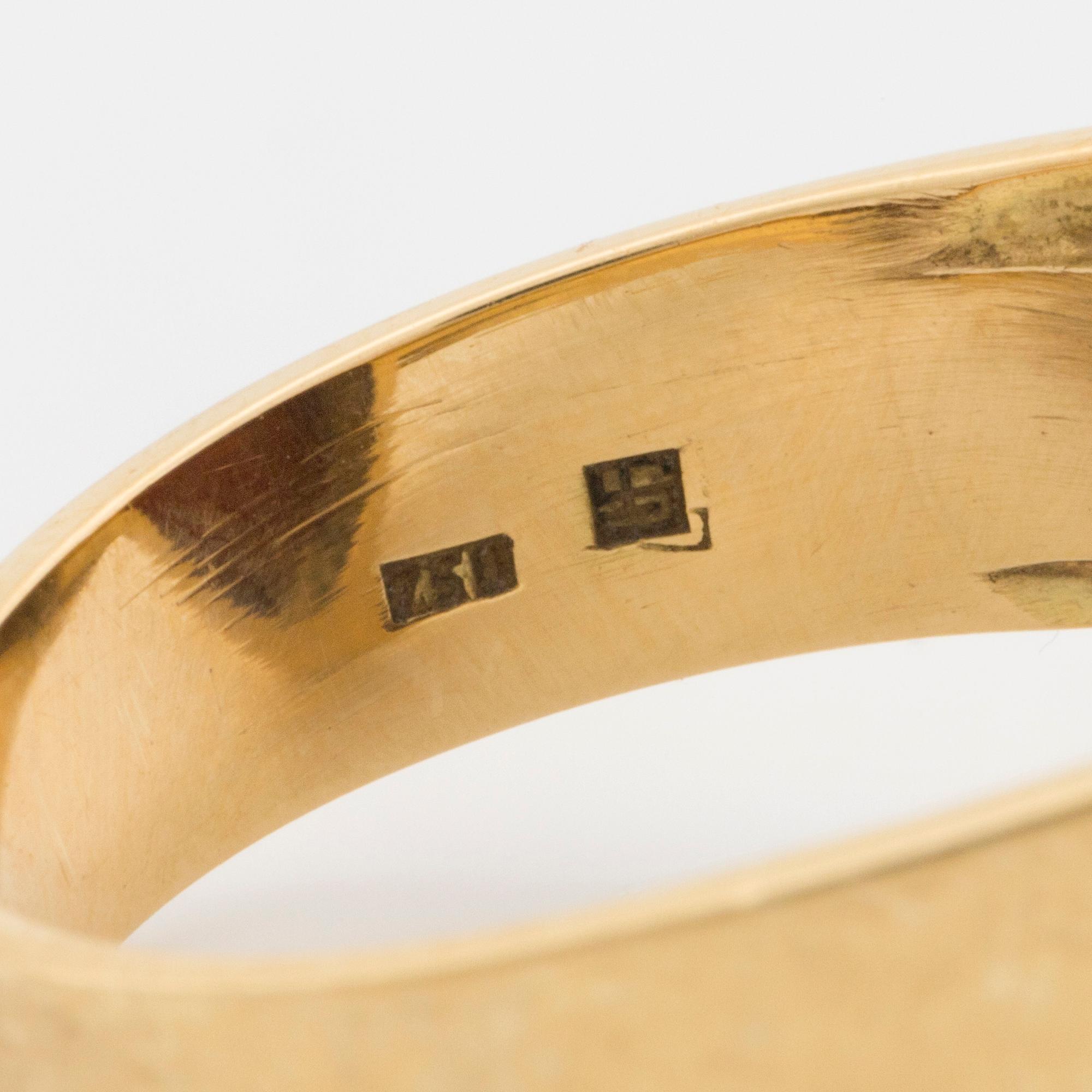 Ring with carved carneol camoe.