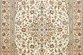 A Kashan rug, a. 347 x 250 cm.