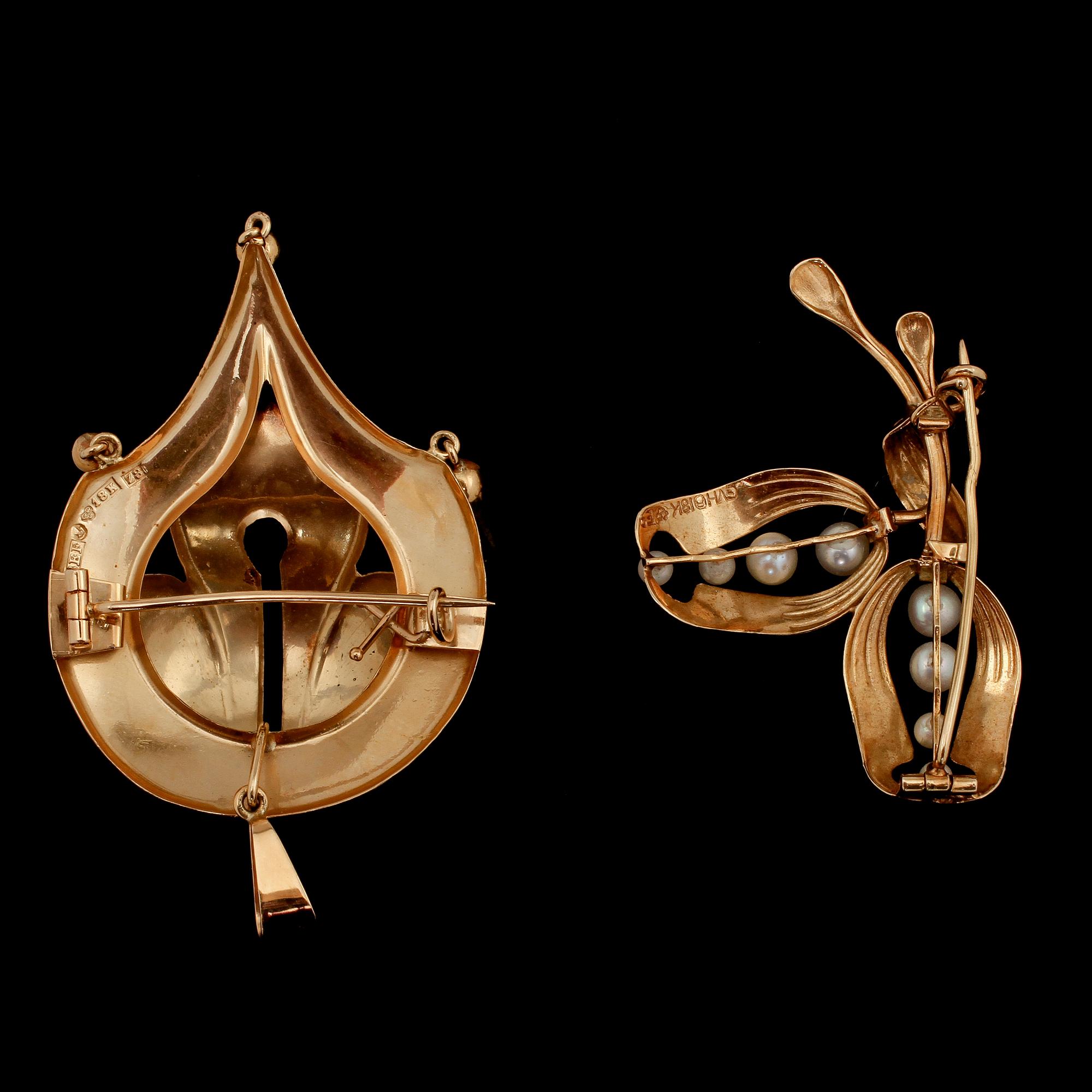 BROSCHER, 2 st, 18k guld samt 8 odlade pärlor, Stockholm, 1950-tal. Vikt 8 g.