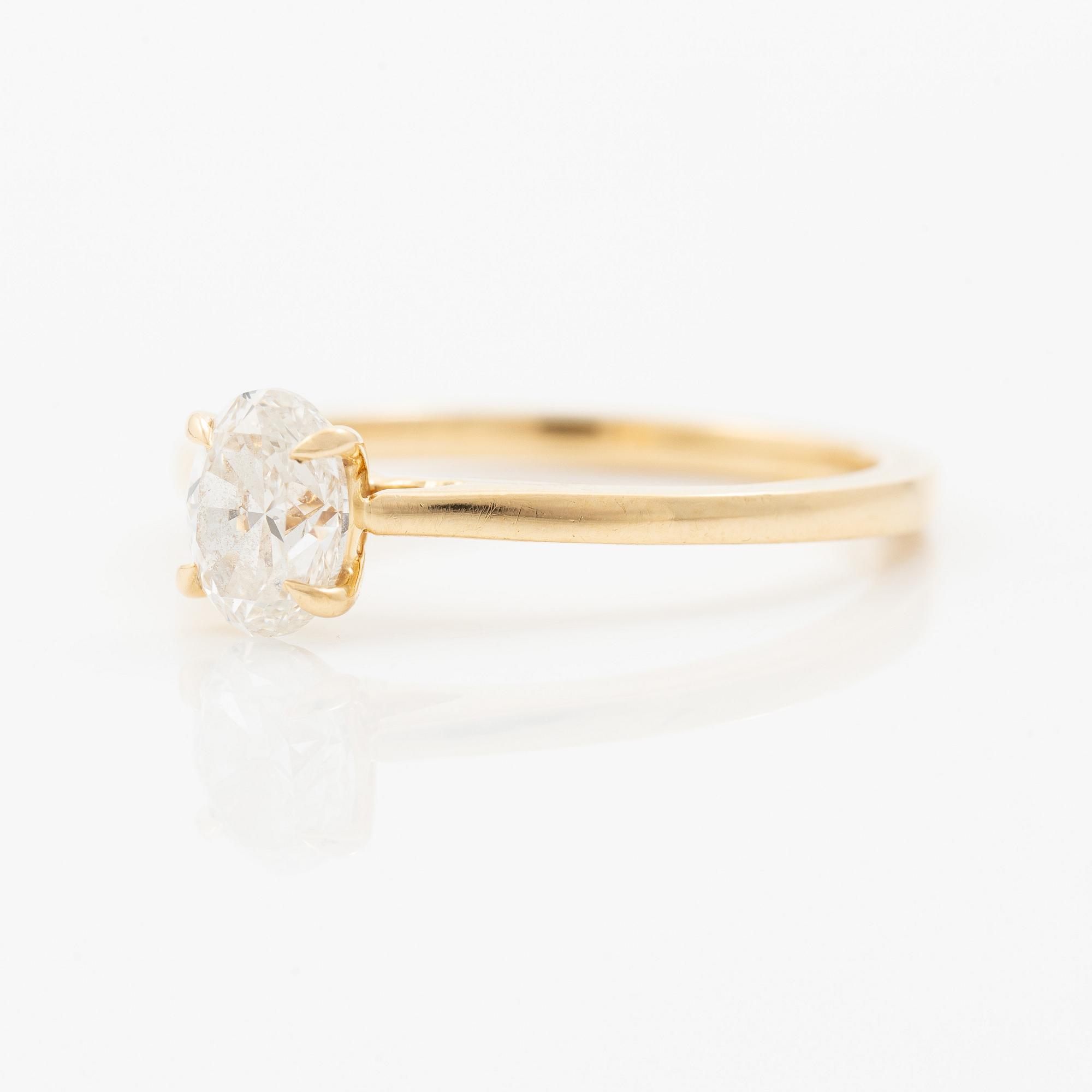 Ring 18K guld med ovalslipad diamant 0.72 ct, medföljande GIA dossier.