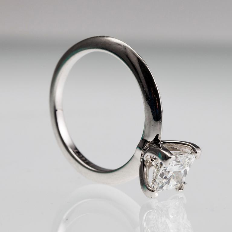 RING, prinsesslipad diamant 1.14 ct. G/vvs1, platina. Tiffany 2011. Storlek 15,5, vikt 4,4 g.