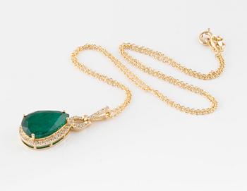 HÄNGE, med droppslipad smaragd ca 5.30 ct samt briljantslipade diamanter ca 0.30 ct.