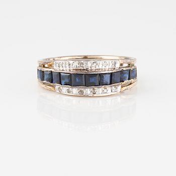RING, med fasettslipade blå safirer samt åttkantslipade diamanter.