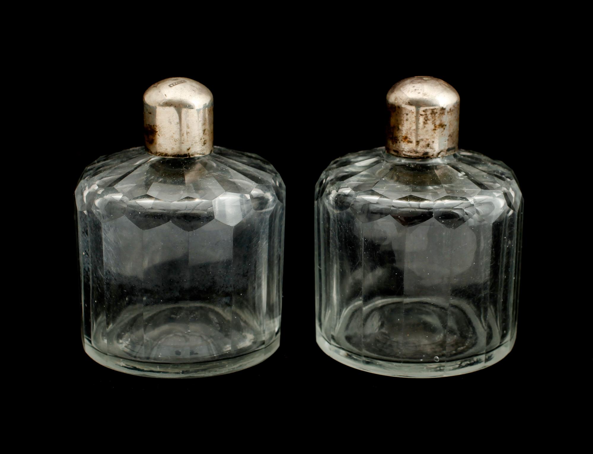 PARFYMFLAKONGER, 1 par, med silverlock, Bergs, Stockholm 1799.