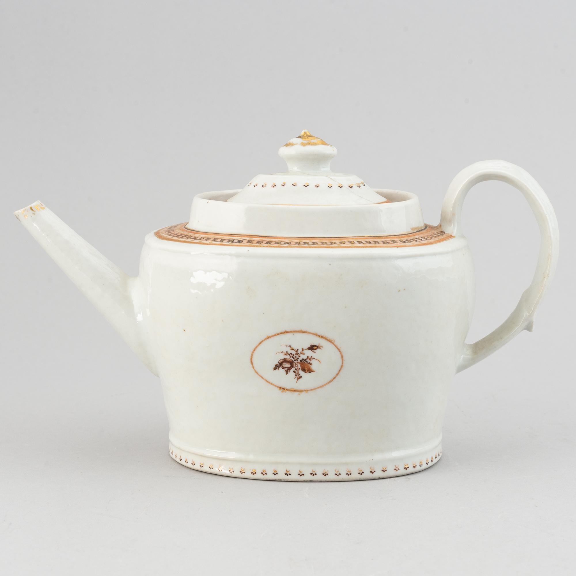 A famille rose teapot with cover, Qing dynasty, Jiaqing (1796-1820).