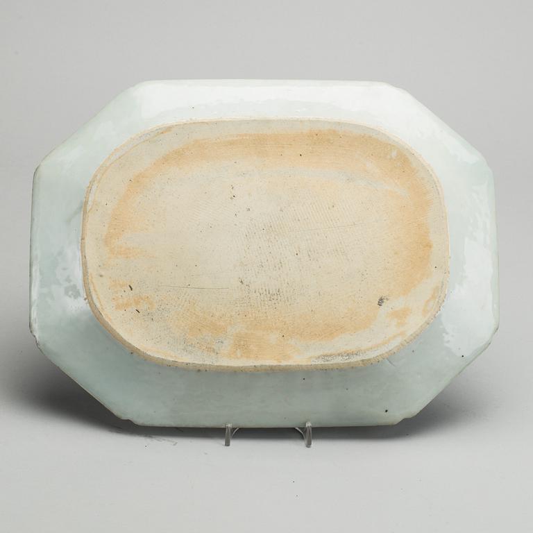 A CHINESE QIANLONG SERVING DISH.,  (1736-95).