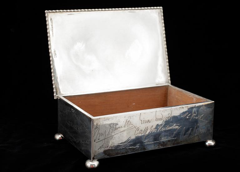 CIGARRSKRIN, silver, K. Anderson, Stockholm, 1924. Totalvikt ca 938 gr.