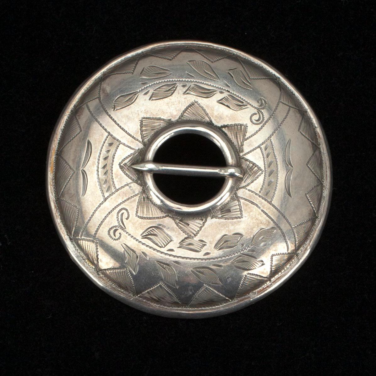 BROSCH, HÄNGE, HALSSMYCKE samt RINGAR, 3 st., silver. Tot. vikt ca 45 g.