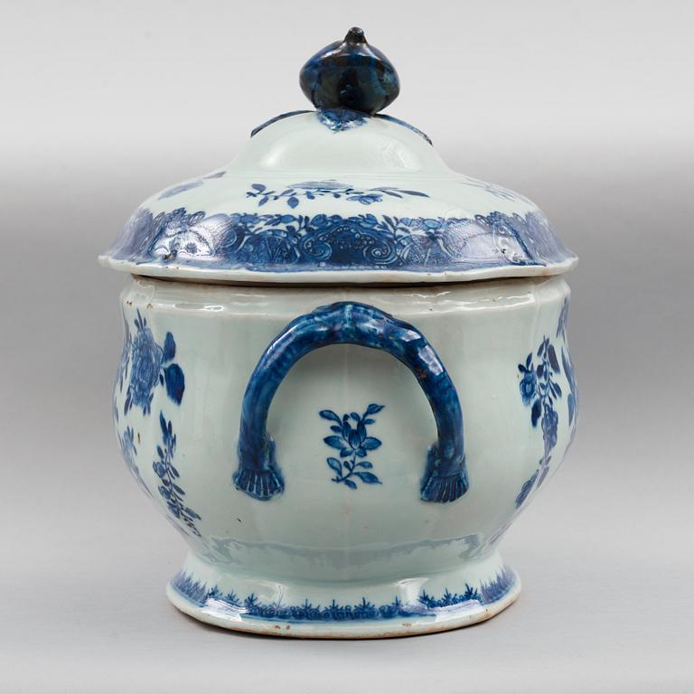 A blue and white dinner service, Qing dynasty, Qianlong (1736-95). (62 pieces).