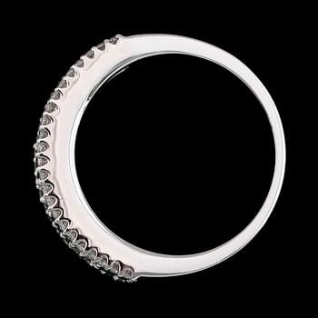 RING, 18 k vitguld, smaragder och briljant- och baguettslipade diamanter. Vikt ca 6,8 g.