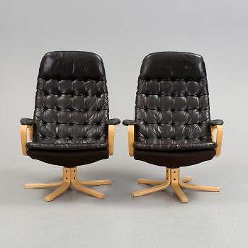 FÅTÖLJER, ett par, "Mona Roto", Sam Larsson, Dux, 1900-talets andra hälft.