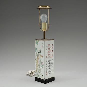 BORDSLAMPA, porslin, Kina, 1800-tal, signerad.