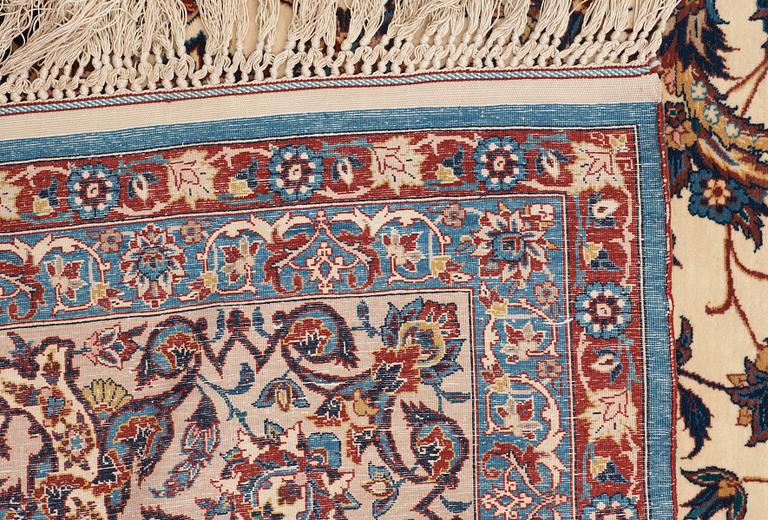 SEMI-ANTIQUE/OLD ESFAHAN. 310 x 211,5 cm (as well as approximitley 2 cm patterned flat weave at each end).