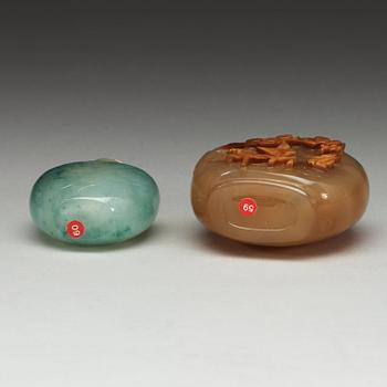 SNUSFLASKOR med LOCK, två stycken, grön sten samt agat. Qing dynastin (1644-1912).
