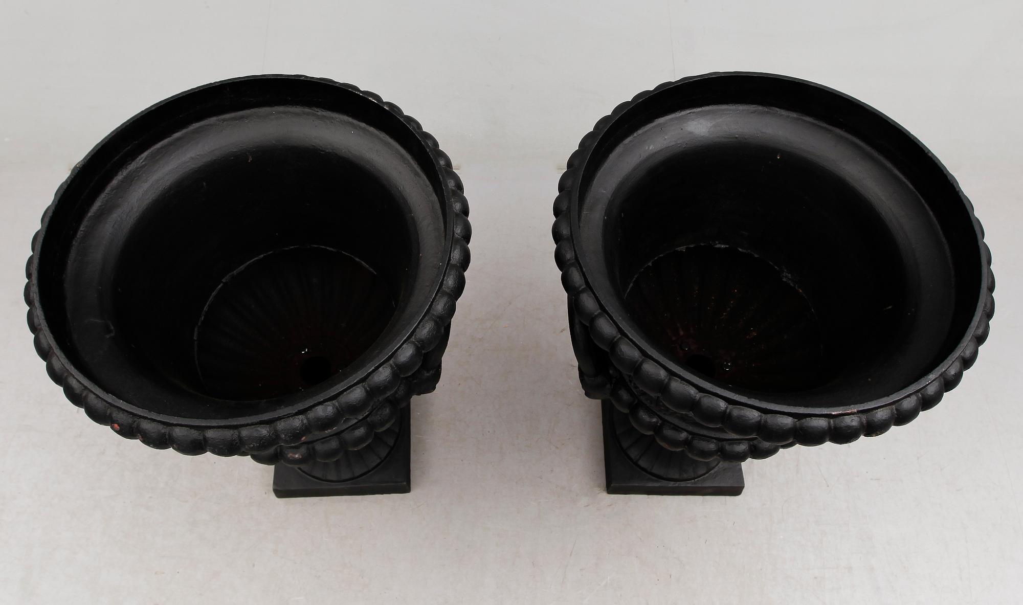 TRÄDGÅRDSURNOR, 1 par, gjutjärn, empirestil, modern tillverkning.