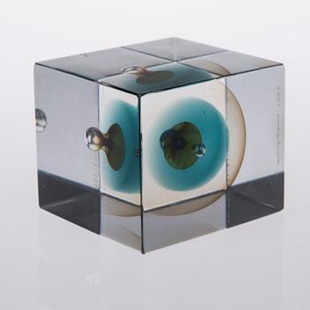 ÅRSKUB, glas, signerad Oiva Toikka 657/2000, Nuutajärvi 1983.