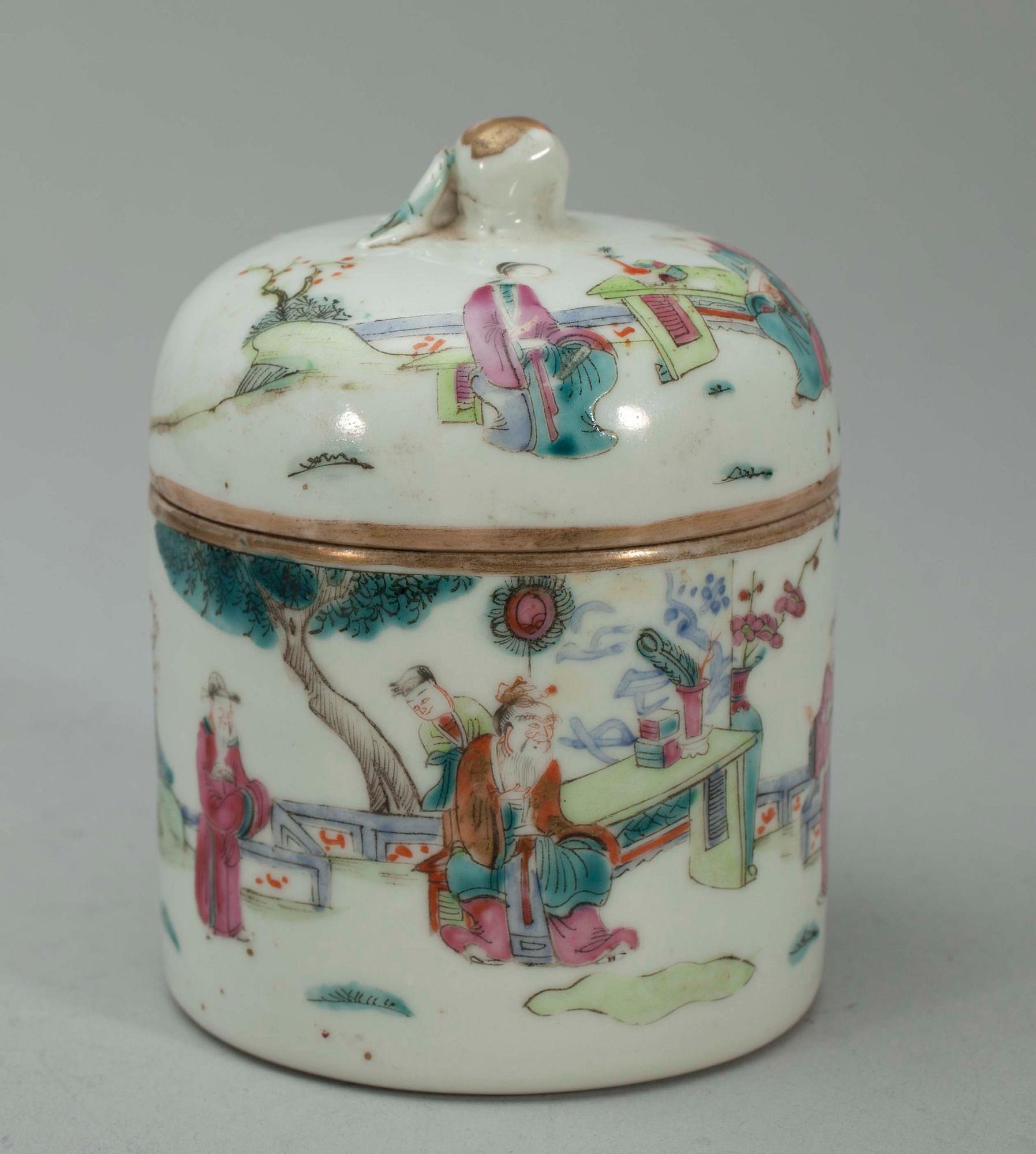 KABARÉ, 9 delar, samt BURK, porslin, Kina, Qingdynastin, 1800-talets slut.
