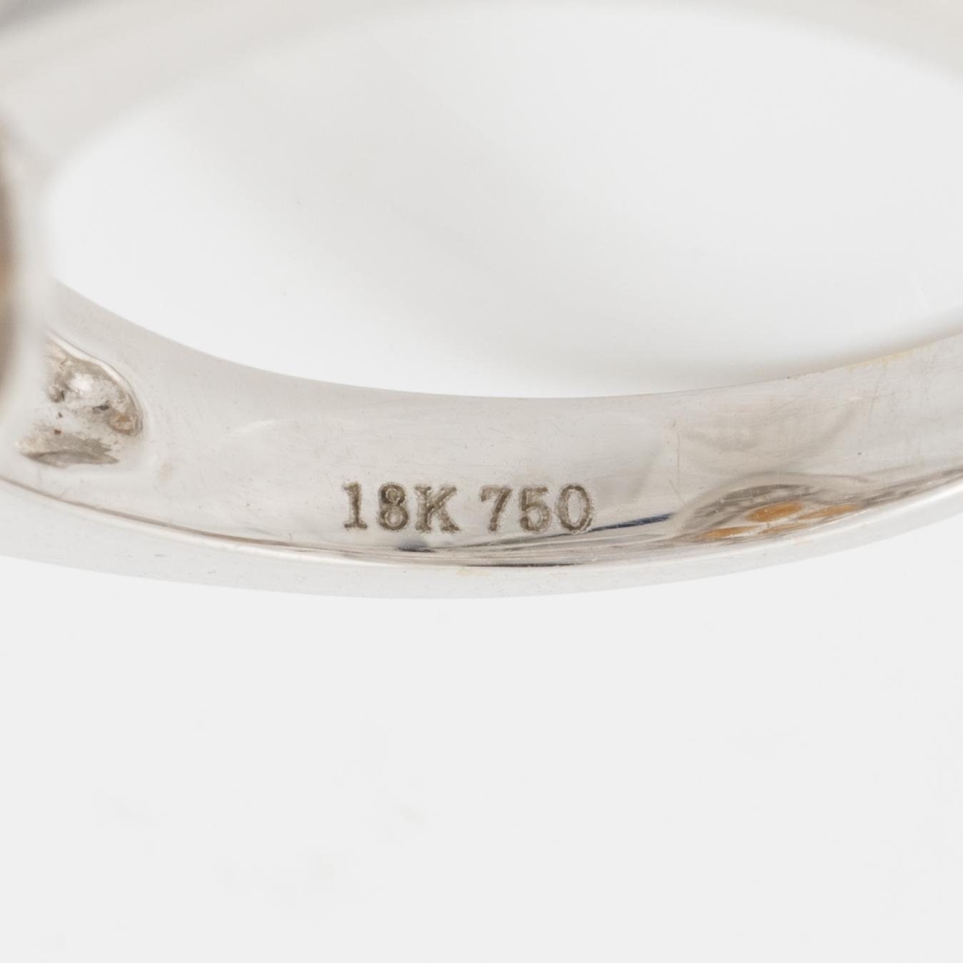 Ring, cocktailring, 18K vitguld med odlad pärla och baguette- och briljantslipade diamanter.