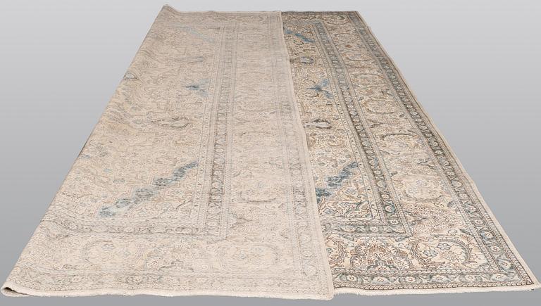 A carpet, Oriental, ca 430 x 324 cm.