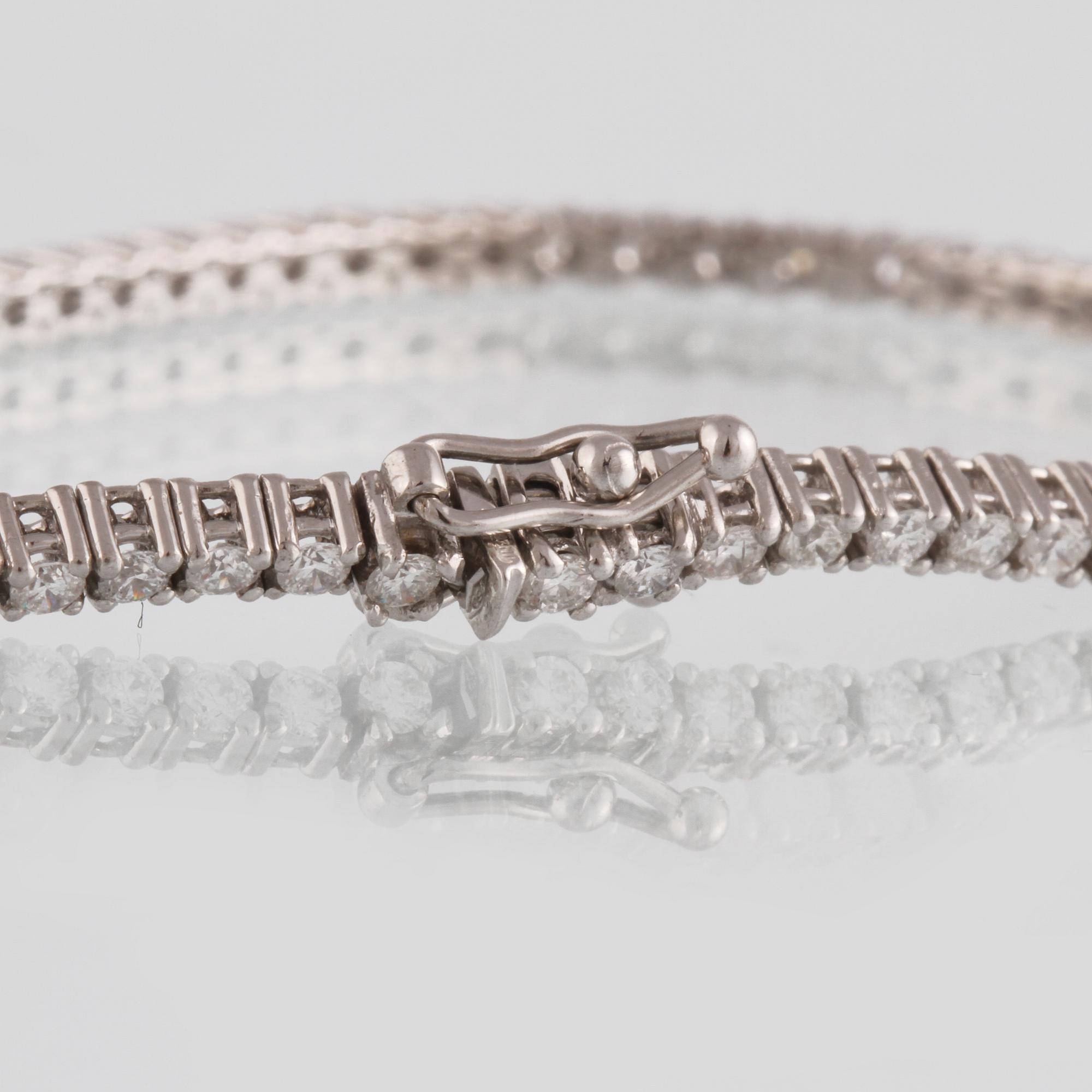 ARMBAND, 18K vitguld med briljantslipade diamanter ca 2.20 ct. Vikt 8,2 gram.