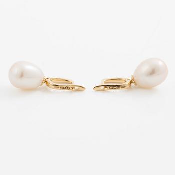 Earrings in 18K gold with cultured freshwater pearls and brilliant-cut diamonds.
