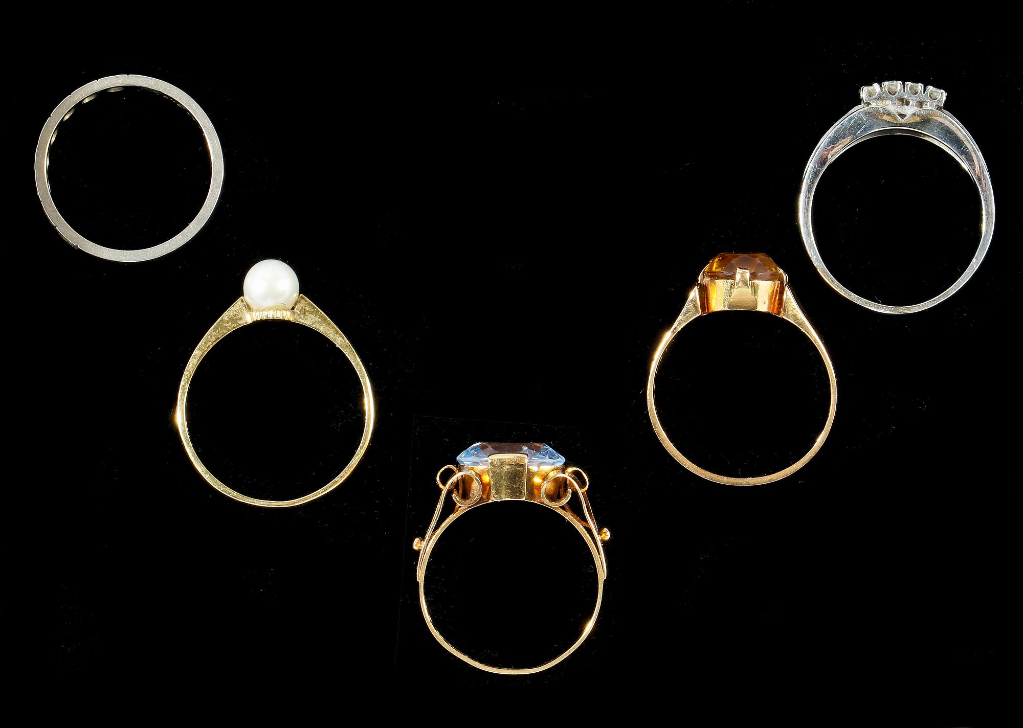 RINGAR, 5 st, 18k guld. En ring med åtta diamanter tot ca 0.08 ct.